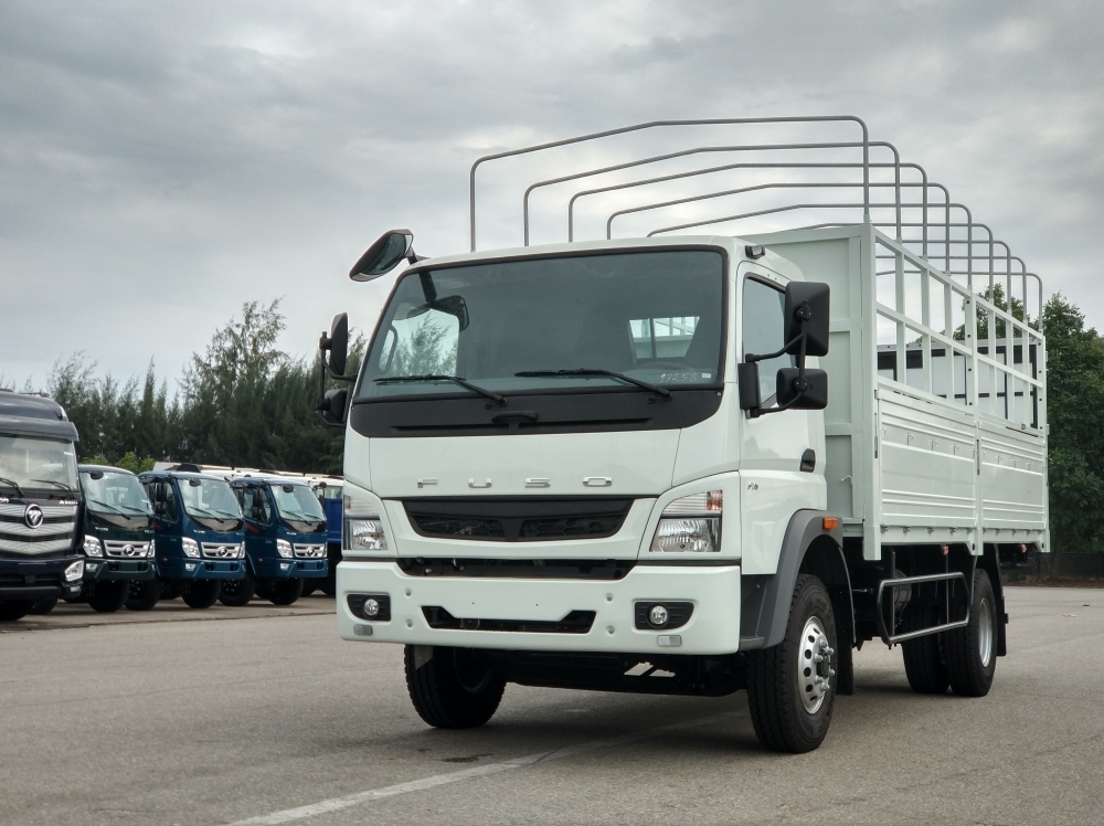 Bán xe tải Mitsubishi Fuso Canter tải trọng 5,5 tấn thùng bạt