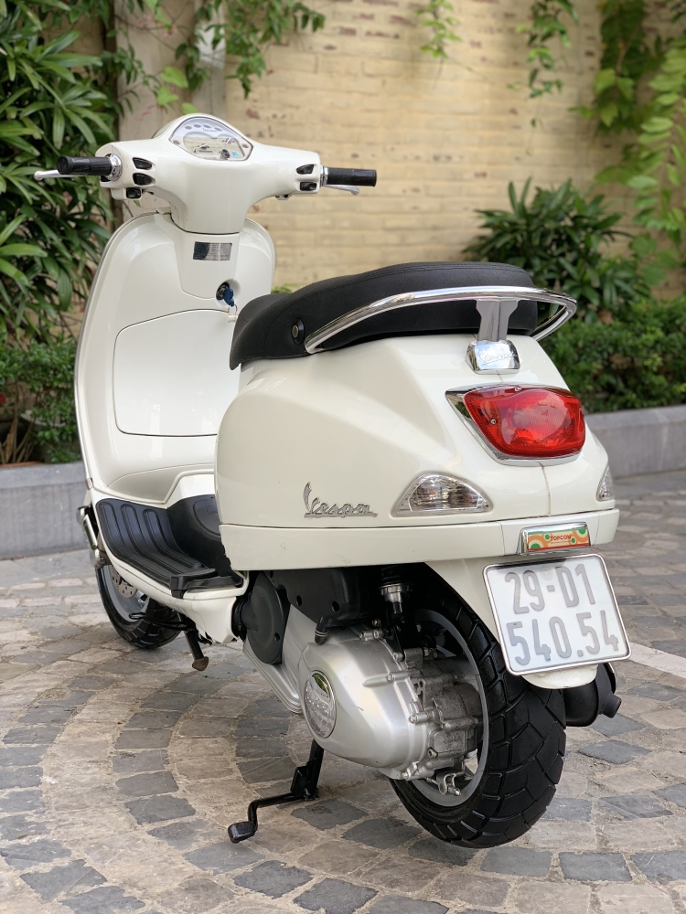 Cần bán Vespa LX 3Vie 2014 màu Trắng dán kín nilon cả xe- Chất