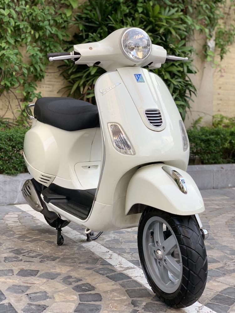 Cần bán Vespa LX 3Vie 2014 màu Trắng dán kín nilon cả xe- Chất