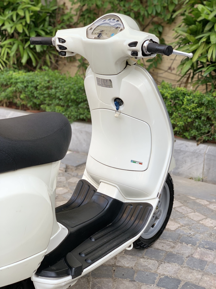 Cần bán Vespa LX 3Vie 2014 màu Trắng dán kín nilon cả xe- Chất