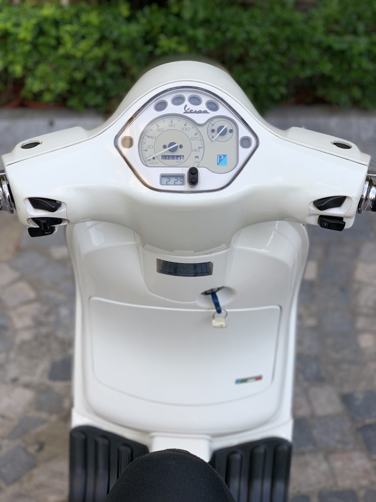 Cần bán Vespa LX 3Vie 2014 màu Trắng dán kín nilon cả xe- Chất