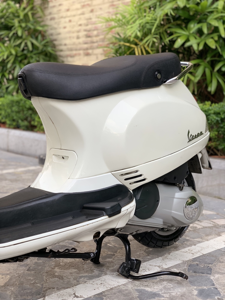 Cần bán Vespa LX 3Vie 2014 màu Trắng dán kín nilon cả xe- Chất