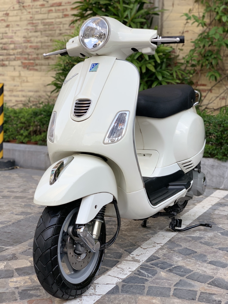 Cần bán Vespa LX 3Vie 2014 màu Trắng dán kín nilon cả xe- Chất