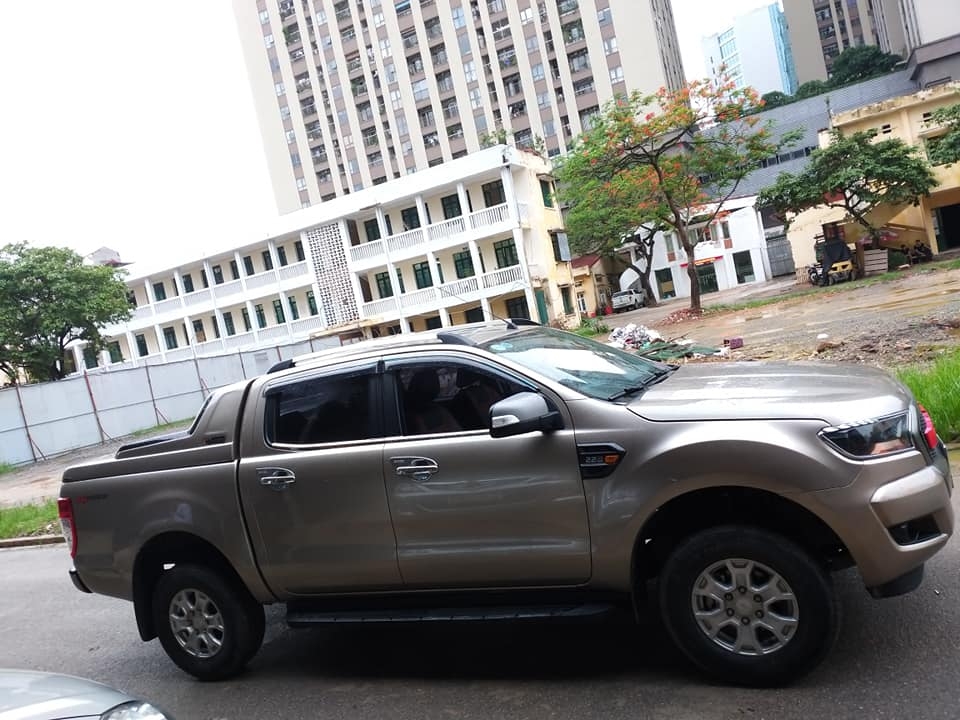 Bán Ford Ranger 2017 số sàn dầu Vàng cát chính chủ bs thành phố.