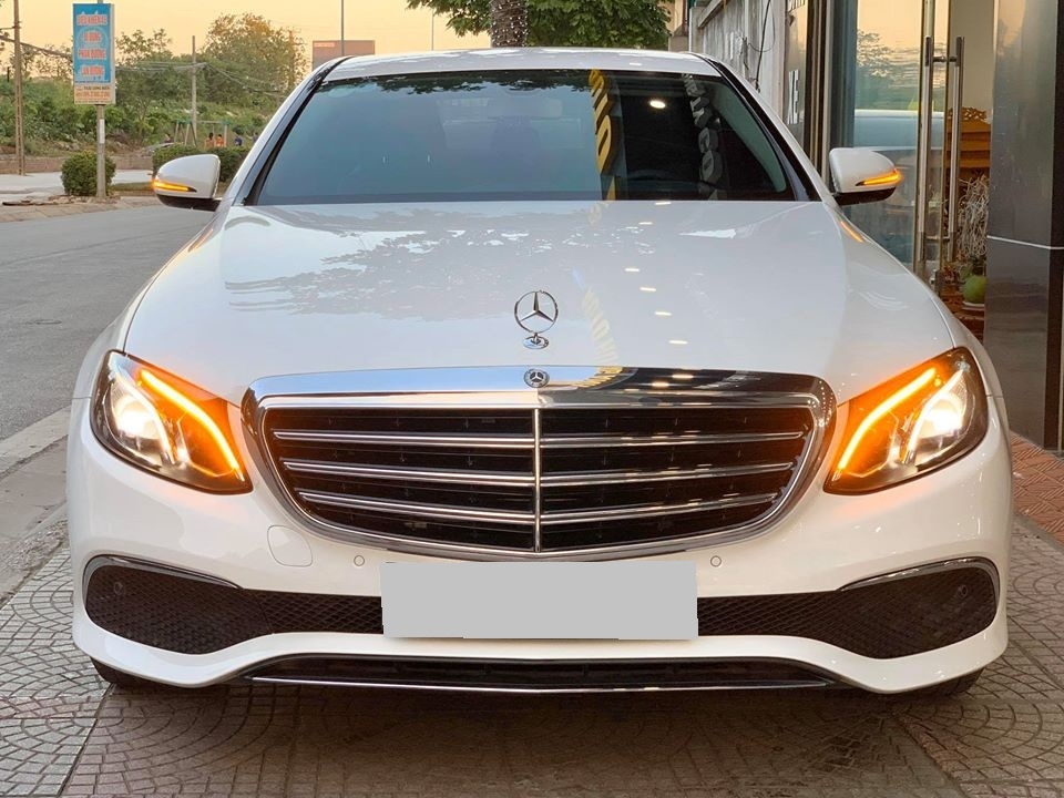 Bán gấp Mercedes E200 đời 2017