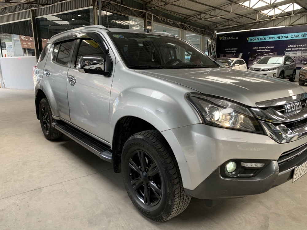Cần bán Isuzu MU X 2.5MT 2017 Màu Bạc biển SG xe đẹp bao test hãng toàn quốc