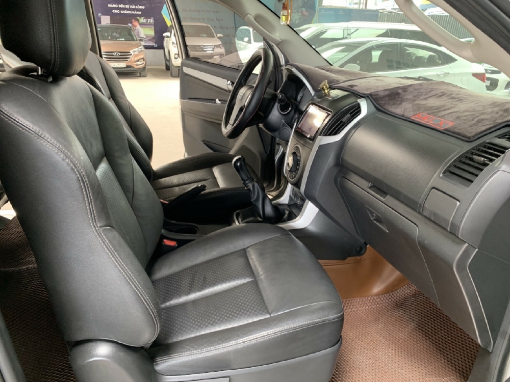 Cần bán Isuzu MU X 2.5MT 2017 Màu Bạc biển SG xe đẹp bao test hãng toàn quốc