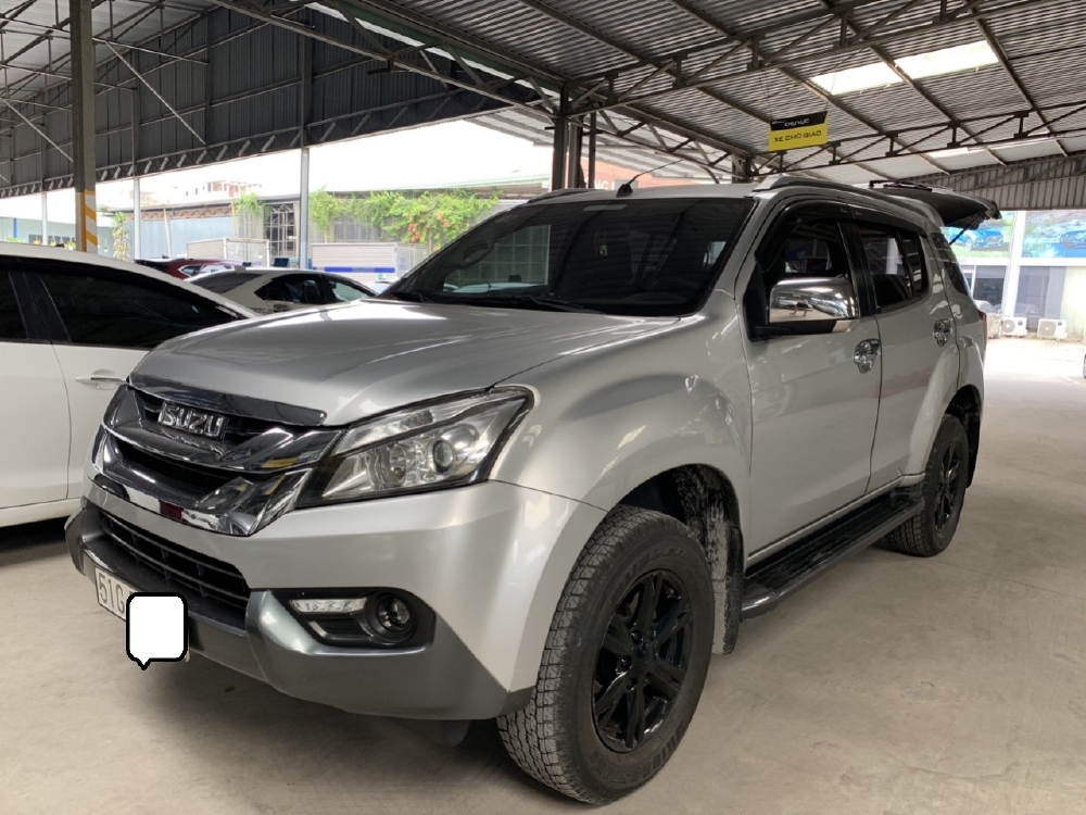 Cần bán Isuzu MU X 2.5MT 2017 Màu Bạc biển SG xe đẹp bao test hãng toàn quốc