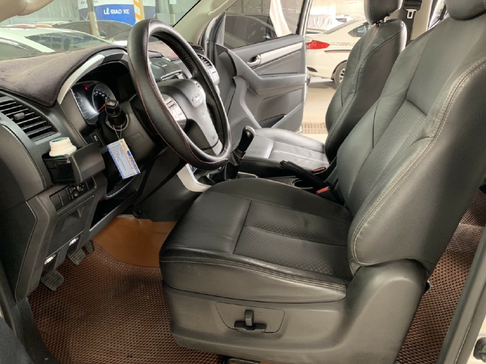 Cần bán Isuzu MU X 2.5MT 2017 Màu Bạc biển SG xe đẹp bao test hãng toàn quốc