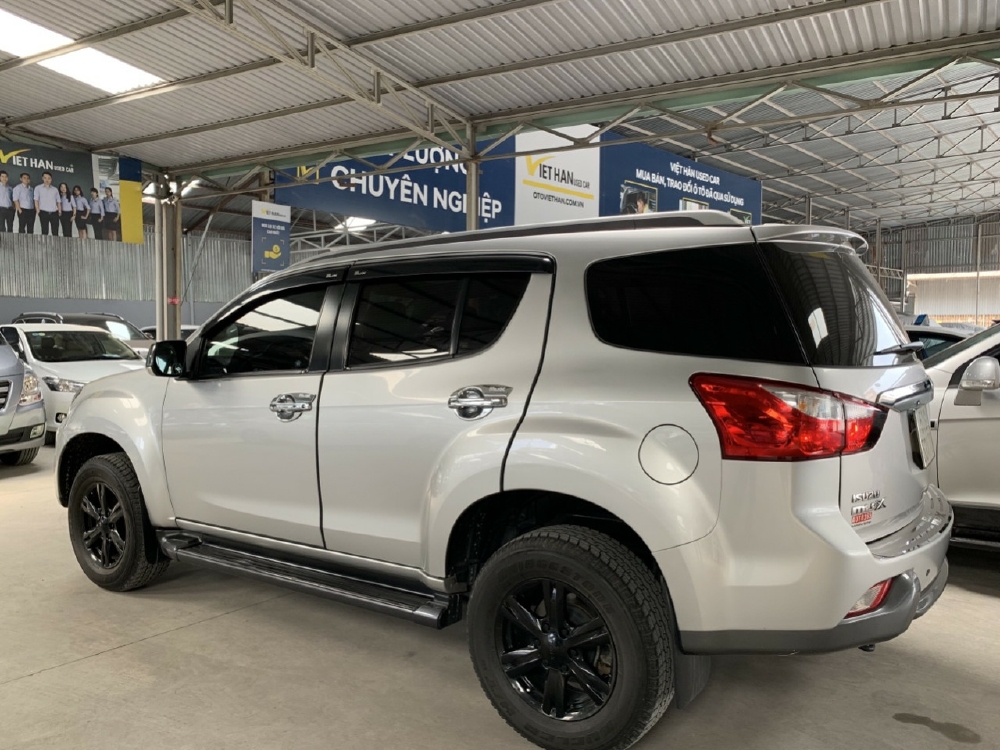 Cần bán Isuzu MU X 2.5MT 2017 Màu Bạc biển SG xe đẹp bao test hãng toàn quốc