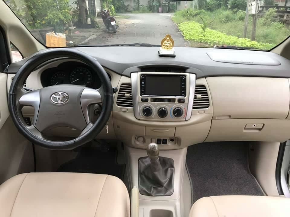 Cần bán Toyota Innova sản xuất 2015