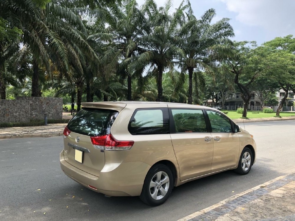 Bán Toyota Sienna LE 2011