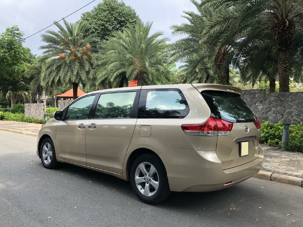 Bán Toyota Sienna LE 2011