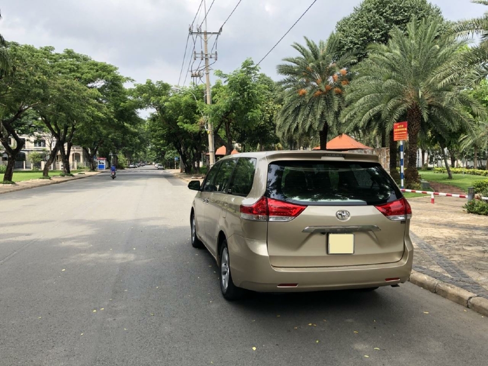 Bán Toyota Sienna LE 2011