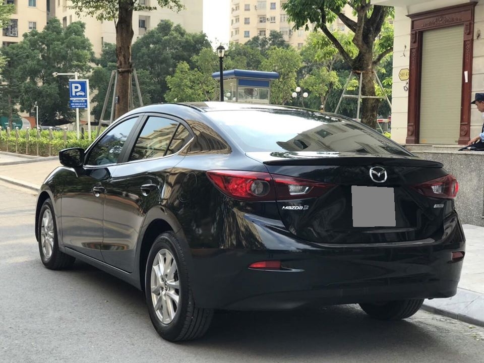 Bán Mazda 3 màu đen 2017 tự động form mới thắng điện tử.