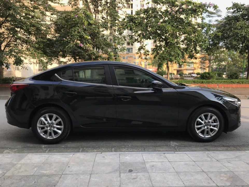 Bán Mazda 3 màu đen 2017 tự động form mới thắng điện tử.