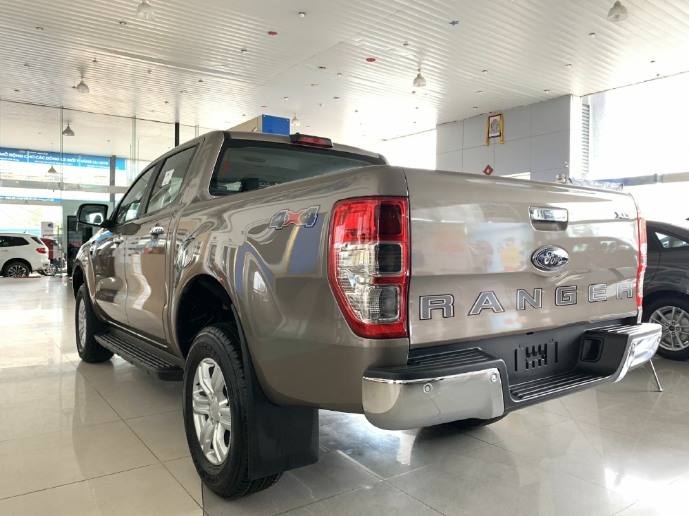 Ford Ranger XLT MT tồn kho 2018, giá chỉ 6xx triệu