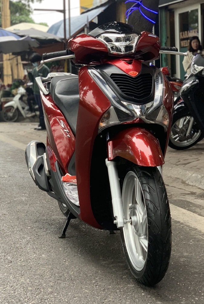 Cần bán SH Việt 125 ABS cuối 2017 màu Đỏ cực mới, xe đẹp miễn chê.