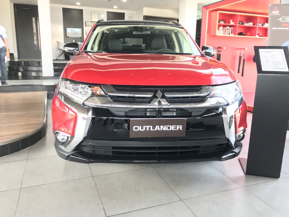 Bán xe  Mitsubishi Outlander giao ngay