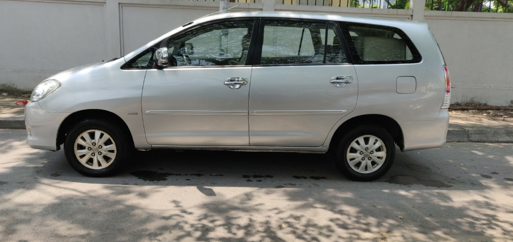 Cần bán xe Toyota Innova G 2010 màu Bạc