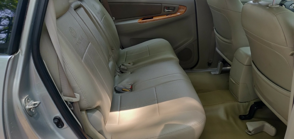 Cần bán xe Toyota Innova G 2010 màu Bạc
