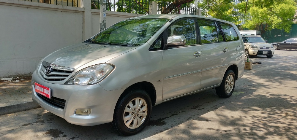 Cần bán xe Toyota Innova G 2010 màu Bạc