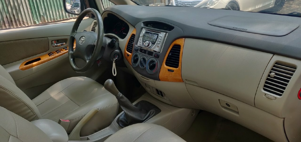 Cần bán xe Toyota Innova G 2010 màu Bạc
