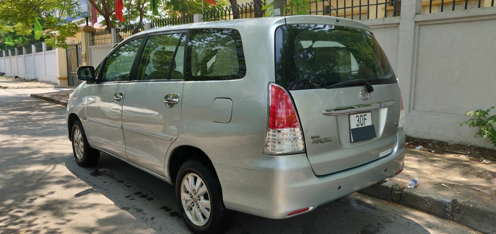 Cần bán xe Toyota Innova G 2010 màu Bạc