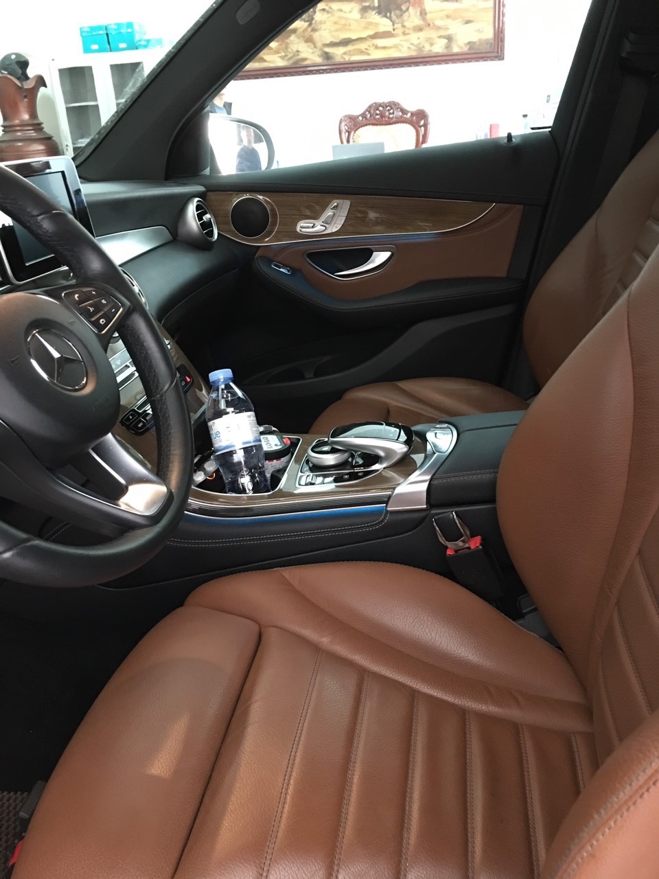 Bán Mer GLC250 4Matic sx 2017 màu Trắng nội thất Nâu, chạy 3v km, Bao test hãng toàn quốc