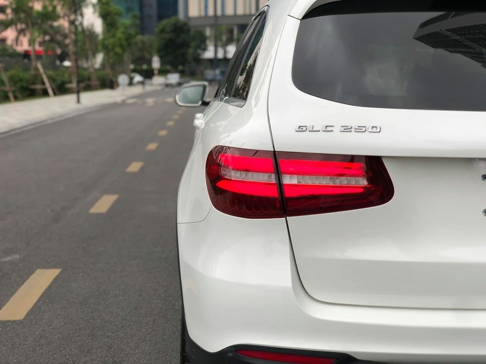 Bán Mer GLC250 4Matic sx 2017 màu Trắng nội thất Nâu, chạy 3v km, Bao test hãng toàn quốc