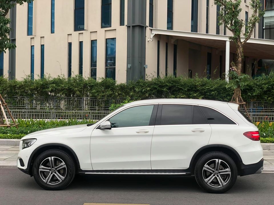 Bán Mer GLC250 4Matic sx 2017 màu Trắng nội thất Nâu, chạy 3v km, Bao test hãng toàn quốc