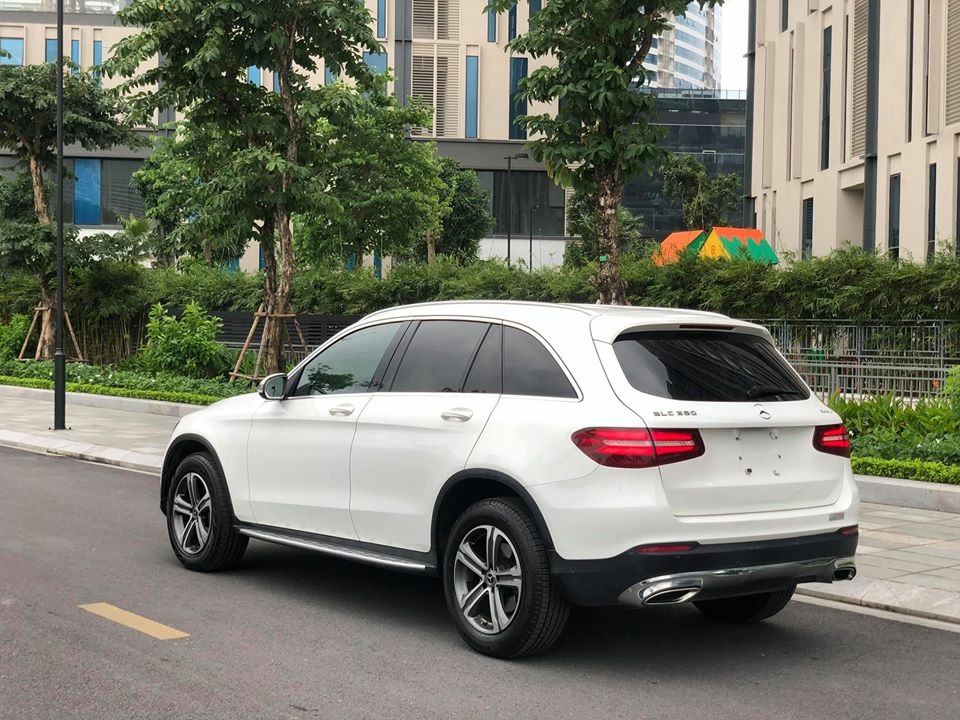 Bán Mer GLC250 4Matic sx 2017 màu Trắng nội thất Nâu, chạy 3v km, Bao test hãng toàn quốc