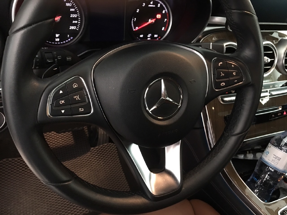 Bán Mer GLC250 4Matic sx 2017 màu Trắng nội thất Nâu, chạy 3v km, Bao test hãng toàn quốc