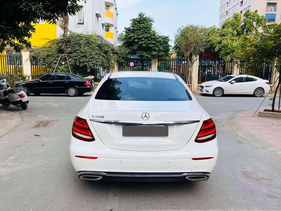 Bán Mercedes-Benz E200 Model 2019 màu Trắng, nt Đen chạy lướt 8000km zin đét