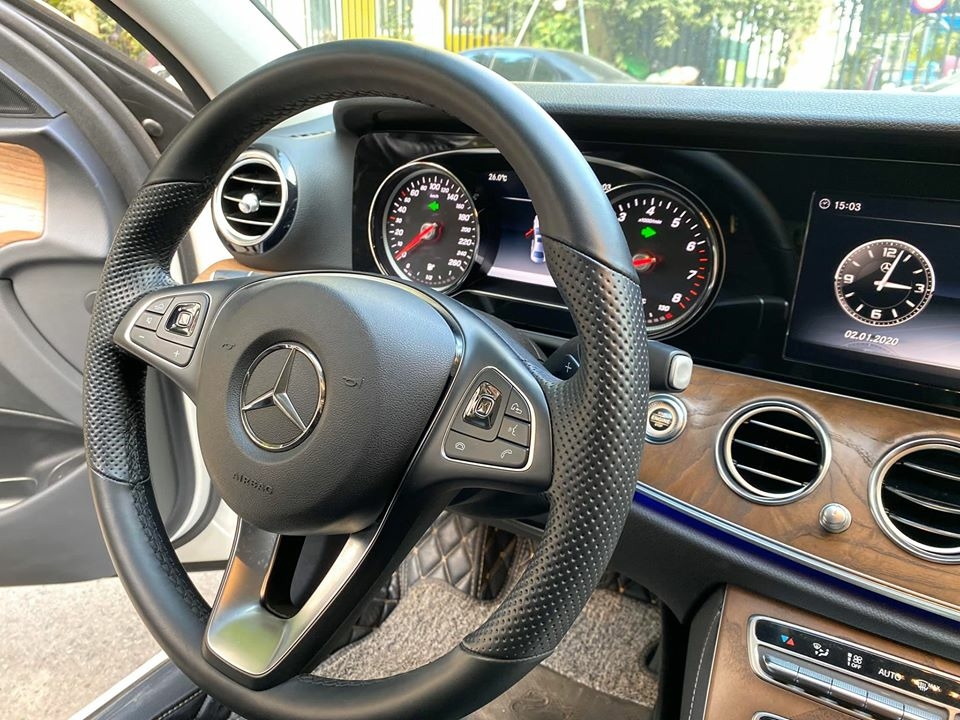 Bán Mercedes-Benz E200 Model 2019 màu Trắng, nt Đen chạy lướt 8000km zin đét