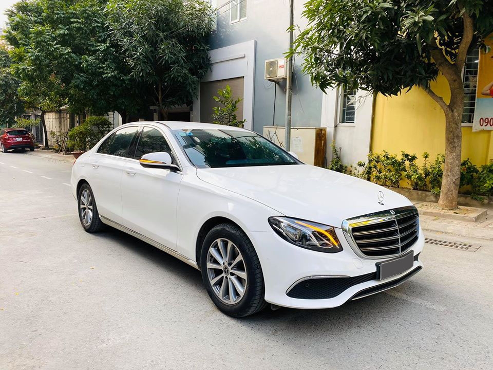 Bán Mercedes-Benz E200 Model 2019 màu Trắng, nt Đen chạy lướt 8000km zin đét