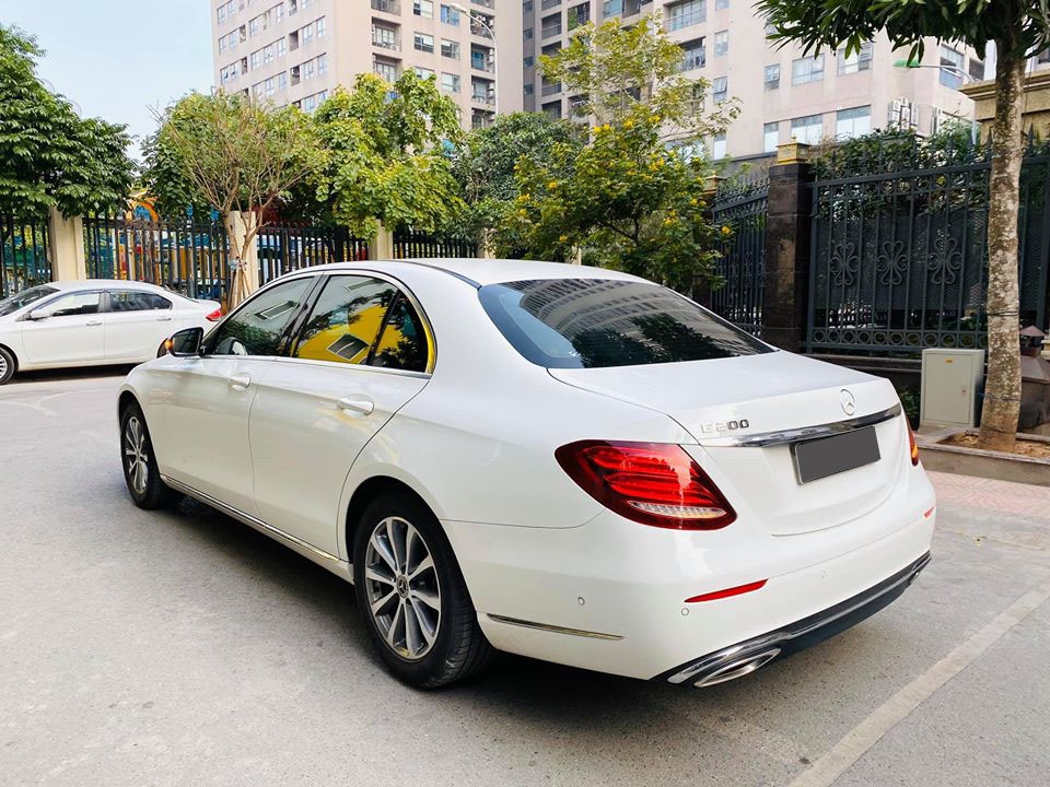 Bán Mercedes-Benz E200 Model 2019 màu Trắng, nt Đen chạy lướt 8000km zin đét