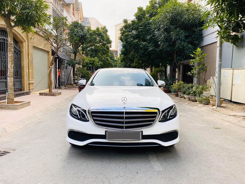 Bán Mercedes-Benz E200 Model 2019 màu Trắng, nt Đen chạy lướt 8000km zin đét