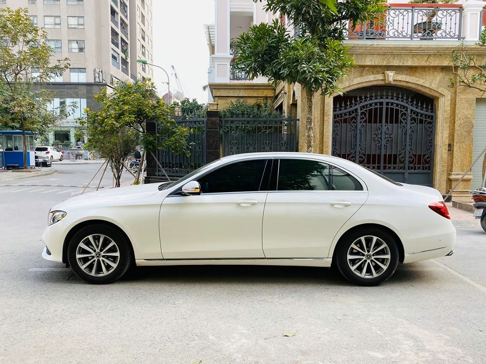 Bán Mercedes-Benz E200 Model 2019 màu Trắng, nt Đen chạy lướt 8000km zin đét