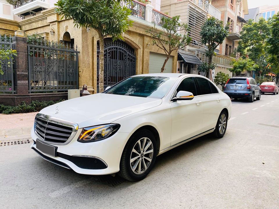 Bán Mercedes-Benz E200 Model 2019 màu Trắng, nt Đen chạy lướt 8000km zin đét