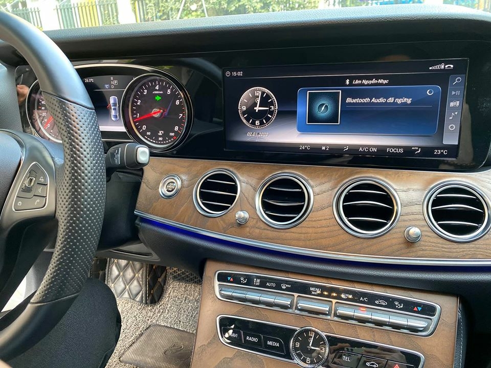 Bán Mercedes-Benz E200 Model 2019 màu Trắng, nt Đen chạy lướt 8000km zin đét