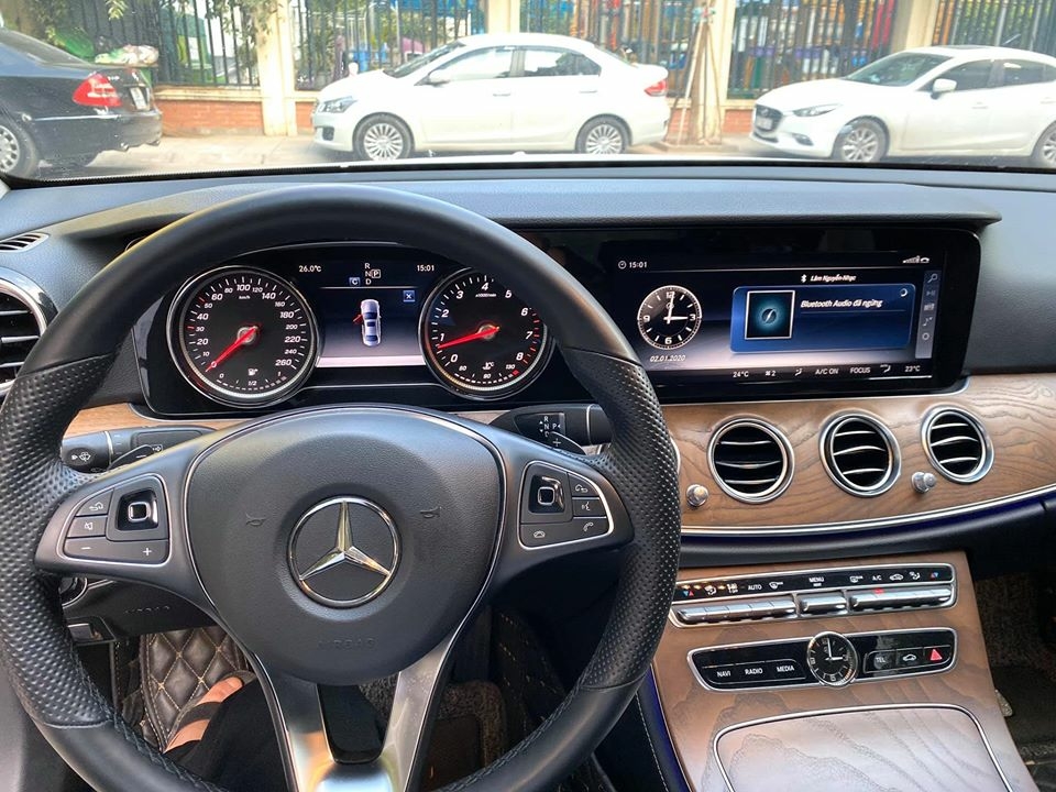 Bán Mercedes-Benz E200 Model 2019 màu Trắng, nt Đen chạy lướt 8000km zin đét