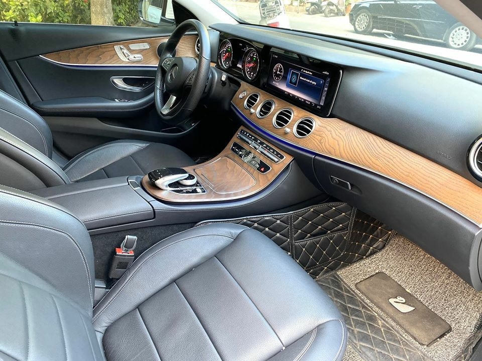 Bán Mercedes-Benz E200 Model 2019 màu Trắng, nt Đen chạy lướt 8000km zin đét