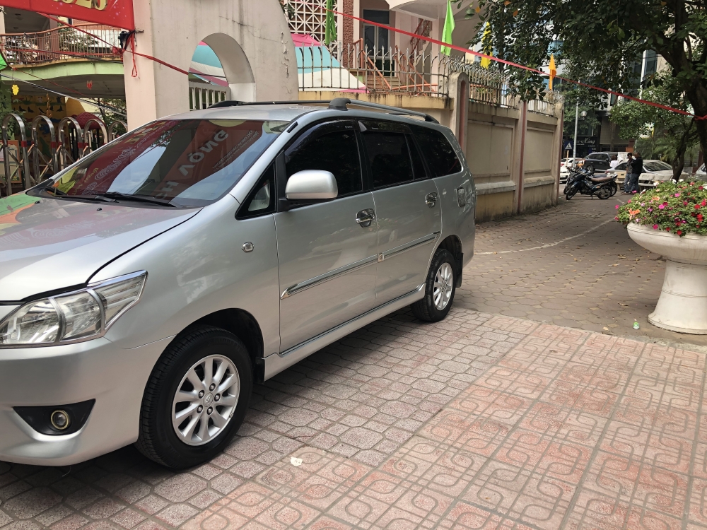 Nhà tôi bán INNOVA 2.0E xịn nguyên bản, sx 2013, màu bạc, chính chủ từ đầu