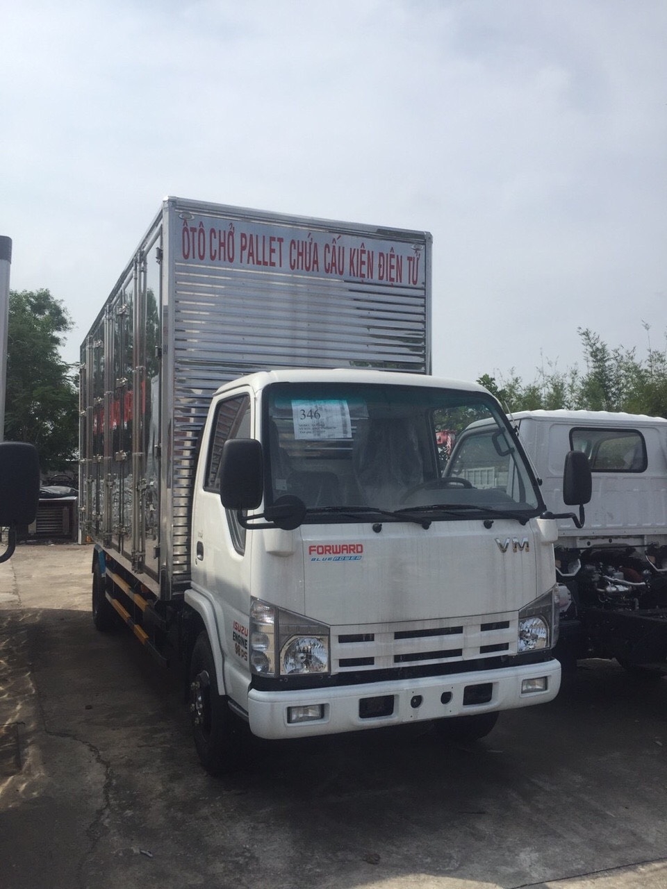 Giá xe tải isuzu 1.9 tấn thùng 6m2 chở hàng pallet mút xốp vào thành phố