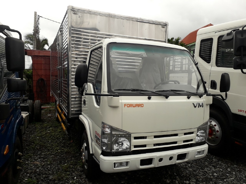 Giá xe tải isuzu 1.9 tấn thùng 6m2 chở hàng pallet mút xốp vào thành phố