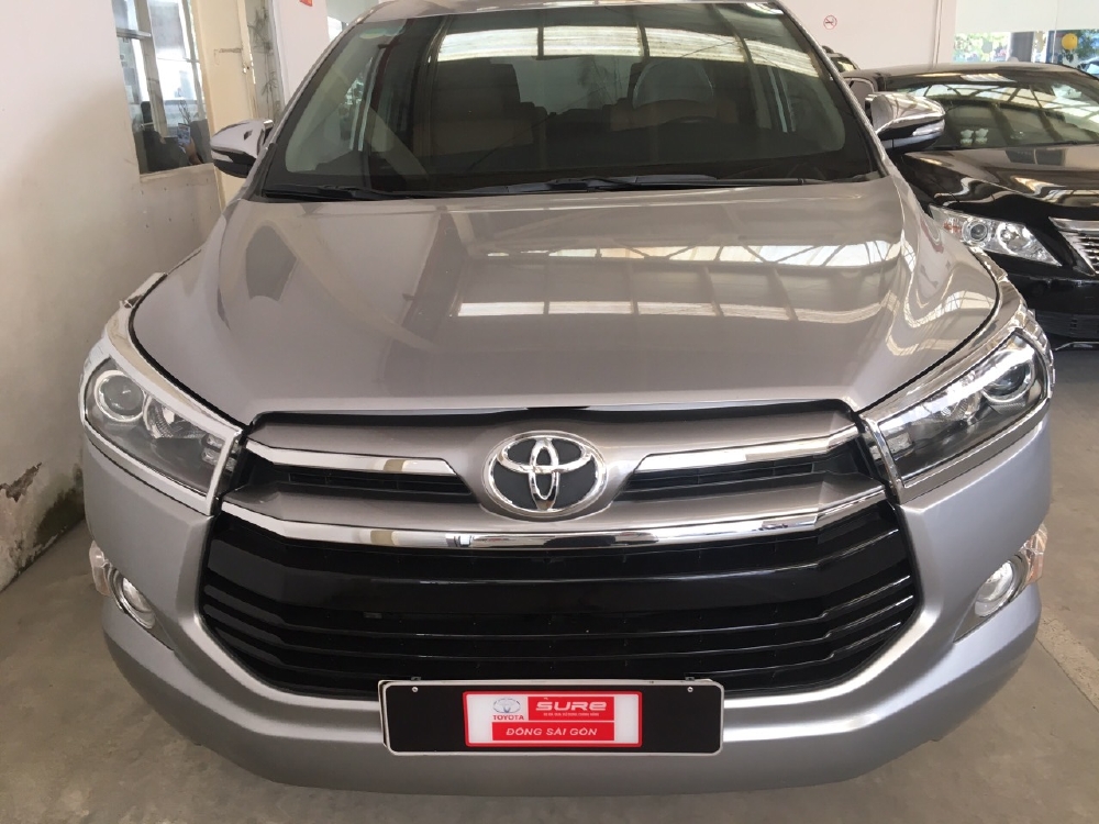 Bán xe Innova V sx 2017 chạy 6.600 km, giao xe ngay đi tết