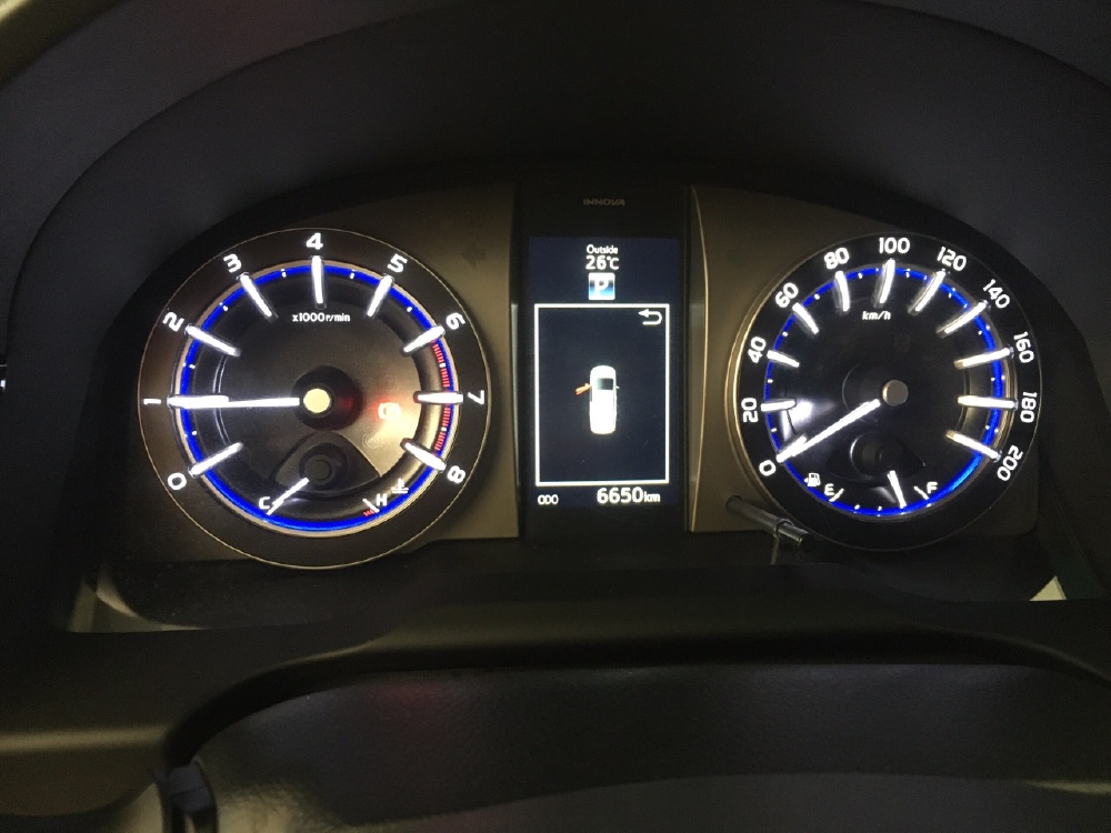 Bán xe Innova V sx 2017 chạy 6.600 km, giao xe ngay đi tết
