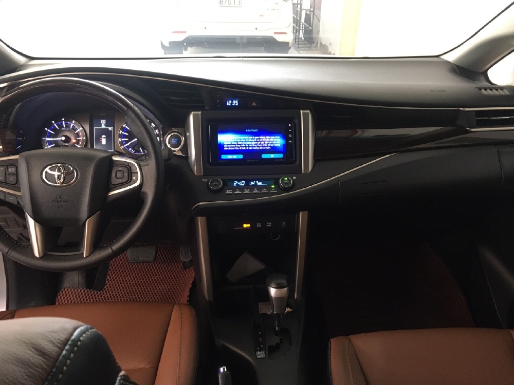 Bán xe Innova V sx 2017 chạy 6.600 km, giao xe ngay đi tết