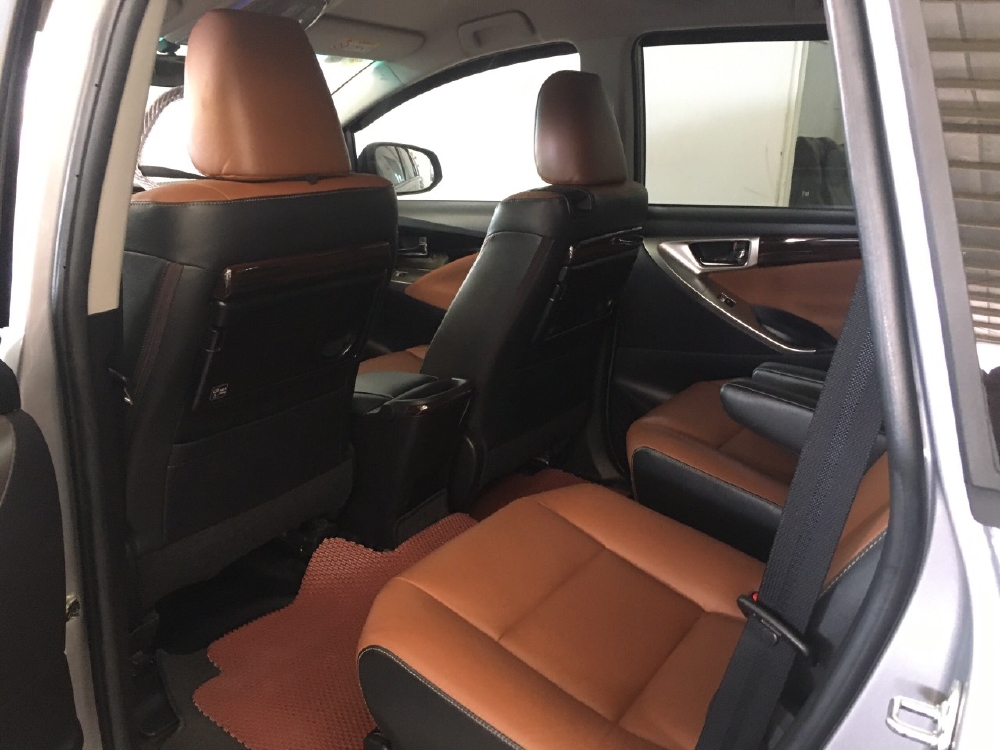 Bán xe Innova V sx 2017 chạy 6.600 km, giao xe ngay đi tết